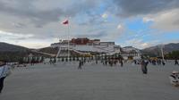 2026年5月16日西藏拉萨，夕阳下的布达拉宫广场，西藏和平解放纪念碑，神圣之地，现场随拍第一段。