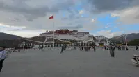 2026年5月16日西藏拉萨，夕阳下的布达拉宫广场，西藏和平解放纪念碑，神圣之地，现场随拍第一段。