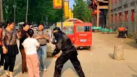山东单县林台古镇景区大门前，扮演古代强盗的人把这个来游玩的小女孩快吓哭了。#山东单县#林台古镇#原创视频