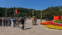西柏坡纪念馆伟人像前敬献花篮仪式人庄严肃穆，新中国从这里走来