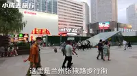 兰州张掖路步行街，晚上地摊生意太火爆了，人流量很大 太震撼了