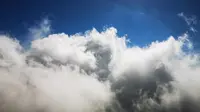 冬季摩旅云南，来海拔1800多的镇康县刺树丫垭口看一城两国，结果山顶全是雾啥也没看到