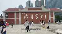 走进长沙恰同学少年广场，可以远眺橘子洲和伟人雕像，最佳打卡点