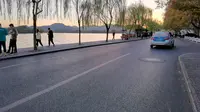 迎着夕阳骑行杭州孤山路