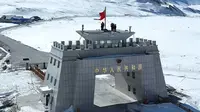 去帕米尔高原红其拉甫国门 看国旗升起！