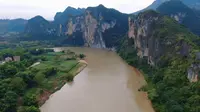 航拍广西崇左宁明花山岩画风景区