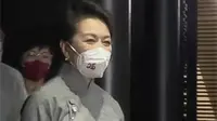 彭丽媛在位于香港西九文化区的戏曲中心了解文化区基本情况和发展历程
