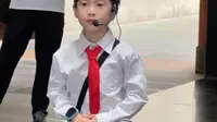 雷州市博物馆里，小男孩讲解员介绍明代玄武岩石缸，还讲解雷州地理、文化地位及博物馆馆藏，展现少年传承文化的风貌。