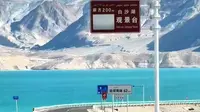这是在新疆的网友拍摄的，他开车经过白沙湖感觉好不真实，前方的美景映入眼帘时宛如梦境一般#中国# #新疆#