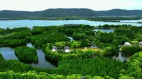 常熟尚湖风景区随拍，尚湖与虞山相映，十里青山半入城，万亩碧波涌西门，为虞城这座古城平添了千种风情。