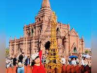 #一寨两国#旅行让我看不一样的世界一寨两国人，一脚踏两国，一桥通两国，一塔佑两国，一树长两国，秋千荡两国，走进最美瑞丽——中缅边境。