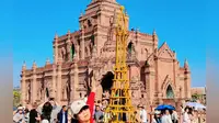 #一寨两国#旅行让我看不一样的世界一寨两国人，一脚踏两国，一桥通两国，一塔佑两国，一树长两国，秋千荡两国，走进最美瑞丽——中缅边境。