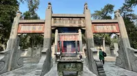 实拍埋葬关羽头颅的洛阳关林庙，墓前石门上的孔到底是做什么的？
