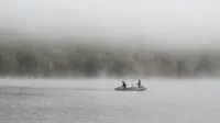 乌苏浪子湖晨雾