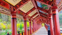楚雄州双柏县查姆湖公园廊桥，别具匠心，所有乡镇的简介都展示在每一个牌匾上