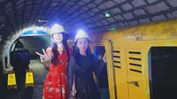 俩妹子第一次下矿井，被采煤过程深深震撼，煤矿工人太难了！
