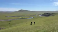 三进莫日格勒河，幸运来到北岸断崖，河流蜿蜒，牛羊成群，这就是壮美的呼伦贝尔