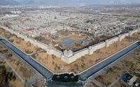 无人机绕着太原古县城城墙转了一圈，发现城墙四面合拢修建的很好