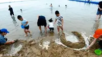 连云港在海一方公园：周末玩沙子踏海的人真多，关键是免费游玩