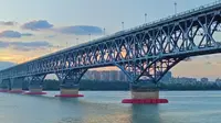 蓝调时刻，列车通过夕阳下的南京长江大桥