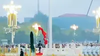 8月13日下午7点19分，北京天安门隆重降下国旗，场面感人看哭了