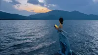 在站满人的金鳞沙滩，用一条“大妈丝巾”拍大片