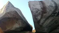 华山上真的有被沉香劈开的石头