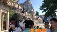 沿着智取华山路经过六小时的登山历程终于来到北峰顶，太险要了