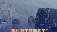“刚过夏天就迎冬天”，新疆独库公路高山区迎降雪，漫天大雪纷飞