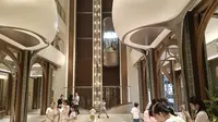 （轮船上搭配复古风的观光电梯）位于深圳海上世界明华轮