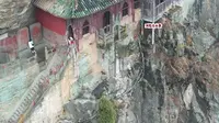 天下第一香:湖北武当山“龙头香”，浮雕石梁伸出悬崖，没有护栏扶手，却又被称做…夺命香！