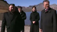 金正恩和文在寅同游长白山天池