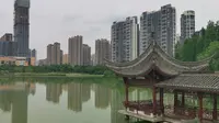 实拍赣州市城市中央公园，被高楼环绕的风景，城市中的一片绿心