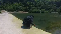 摩旅中国 湖北南漳县 翡翠峡露营地烙饼 在鱼泉河边做饭 当地小哥教我拔春笋吃