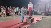 甘肃：康县王坝镇免费看民间杂技表演，15小姑娘平衡头顶8个瓷碗