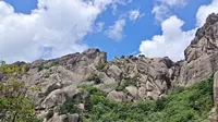 下黄山百步云梯，坡度将近70度，巧石变幻莫测，三分像七分靠想象