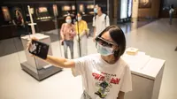 全球首家！杭州良渚博物院启用AR眼镜导览 文物“活了” 古建筑“重现了”