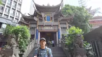 重庆罗汉寺，疯狂的石头电影里，黄渤就是从前面的井盖爬出来的