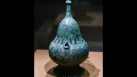云南广南县民族博物馆，有件汉代彩绘葫芦形双耳青铜壶，广南县牡宜遗址出土。