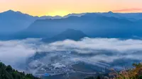 位于湖南中西部的雪峰山，是湖南的脊梁和灵魂