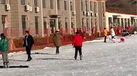 烟台市海阳市林山滑雪场小偷故意偷滑雪板红色上衣小孩和黑色上衣成年男子