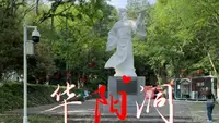 华阳洞位于安徽马鞍山含山县褒禅山，因北宋王安石一篇《游褒禅山记》名扬天下，是国内知名的历史文化溶洞景点。