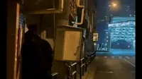 在外白渡桥体验上海夜生活的女生