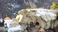 航拍华山奇石日月岩，位于华山北峰天梯上方