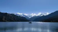 天山天池游船返程（封面是面向东偏南拍摄的）