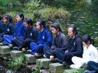 五龙谷底 青羊桥旁 练功打坐 神完气足