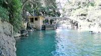 实拍广西南宁武鸣灵水风景区，一大群人在游泳消暑