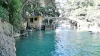 实拍广西南宁武鸣灵水风景区，一大群人在游泳消暑