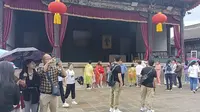 五台山最火的五爷庙，大雨也档不住，排队上香，据说许愿特别灵