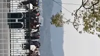 长沙观赏橘子洲头最佳拍摄机位攻略！地铁4号线坐到碧沙湖站下车，5号出口出来，出来直到正前方对面马路的恰同学少年广场就可以看到以岳麓山为背景的橘子洲头全景了。